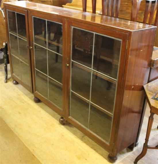 Victorian mahogany glazed bookcase(-)